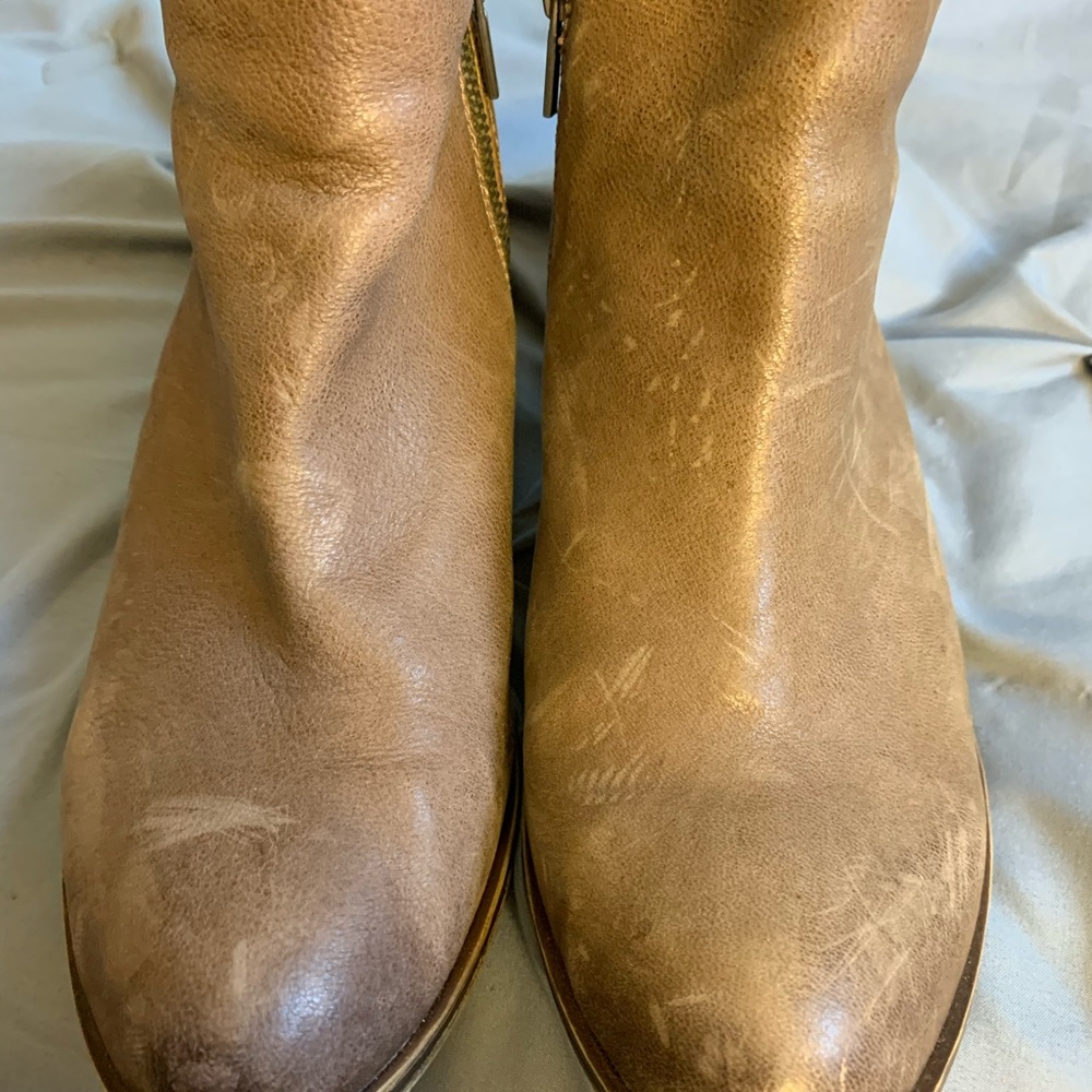 Ankle boots with zipper